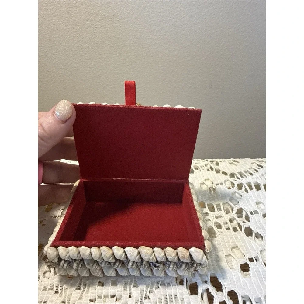 VINTAGE  JEWELRY BOX TRINKED BOX WITH SHALLS